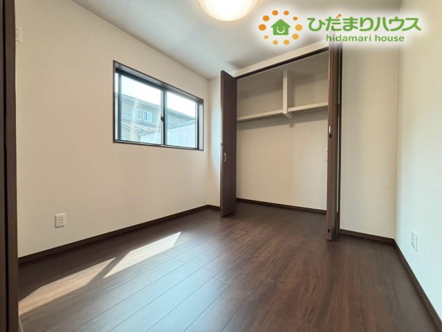 2面採光で明るい光が入る洋室です！クローゼットが設置されているため、お部屋を広く使っていただけますよ。お子様のお部屋としてはもちろん、リモートワーク用の書斎や趣味のお部屋にもぴったりですね♪
