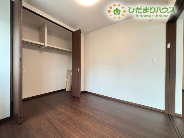 木の温もりが感じられる落ち着いた雰囲気の洋室です！開口部の広い収納スペースがあり、お洋服や季節物の荷物もしっかり収まりますよ。家具の配置がしやすい形なので、インテリア選びも楽しくなりそうです♪