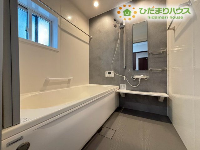 シックな壁面パネルがおしゃれで落ち着くシステムバスです！ゆったり足を伸ばせる浴槽で、1日の疲労をサッパリ洗い流してリフレッシュできますよ。窓が付いているので換気もしやすくカビ対策もばっちりです♪