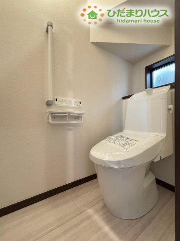 手すりが備わった安心感のあるトイレ空間です！ホワイトを基調とした清潔感あふれるデザインで、毎日快適に使用していただけますよ。小窓があるので、しっかり換気できて清潔感を保てるのも嬉しいポイントです♪