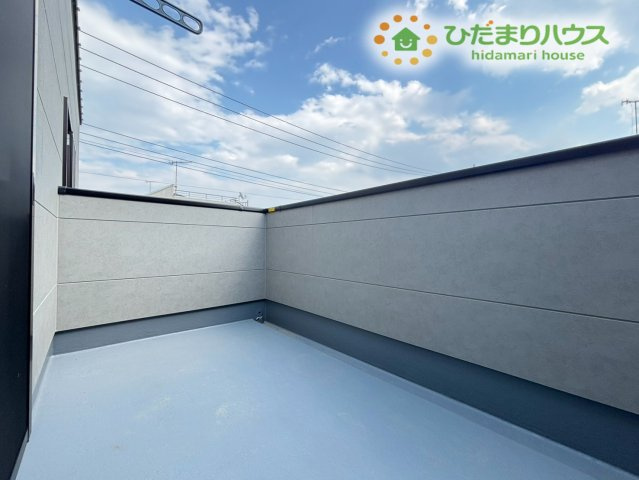 空が広く見渡せる爽快なバルコニーエリアです！手すりの高さがしっかり確保されており、洗濯物や布団を安心して干すことができますよ。心地よい風を感じながら、ほっと一息つくのにもぴったりの場所です♪