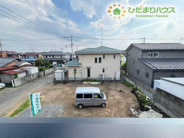 バルコニーからの見晴らしが良い開放的なロケーションです！周辺は落ち着いた住宅街が広がっており、穏やかな空気が流れていますよ。前面を遮る大きな建物がないため、日当たりや通風も良好な環境です♪