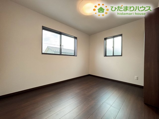 小窓が2面に配置された、明るく風通しの良いお部屋です！集中して勉強に取り組める環境ですので、お子様の成長に合わせたお部屋作りにぴったりですよ。シンプルな間取りでベッドやデスクも配置しやすいです♪