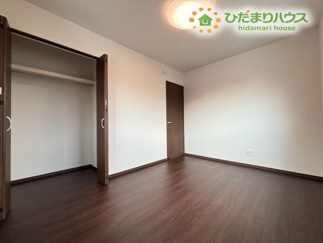 大きめのクローゼットを完備した洋室スペースです！衣類やおもちゃ、学校の用品などをまとめて収納できるので、お部屋をすっきり保てますよ。お子様のプライベート空間として快適にお使いいただけます♪