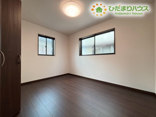 2方向からの光を取り込める明るい洋室空間です！風の通り道ができるため、いつでもお部屋の空気を新鮮に保てますよ。お一人おひとりの時間や趣味を大切にできる使い勝手の良いフリースペースです♪