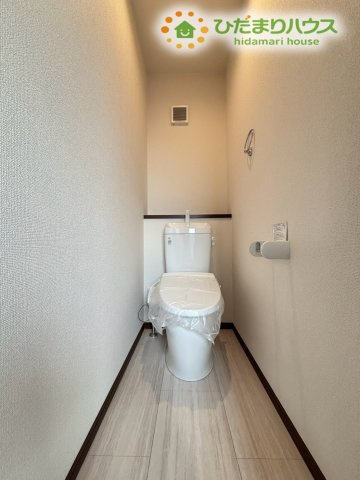 奥行きにゆとりのあるスタイリッシュなトイレです！清潔感のある壁紙と床材が採用されており、落ち着いて過ごせる空間となっていますよ。手洗い水栓付きトイレで、毎日の暮らしを清潔に保てますね♪