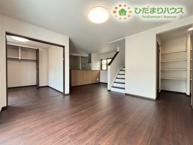 明るい光が差し込む広々としたリビングダイニングです！家具を置いてもゆったりとしたスペースが確保でき、家族みんなで自然と集まりたくなる居心地の良い空間です。お料理中も会話が弾みますね♪
