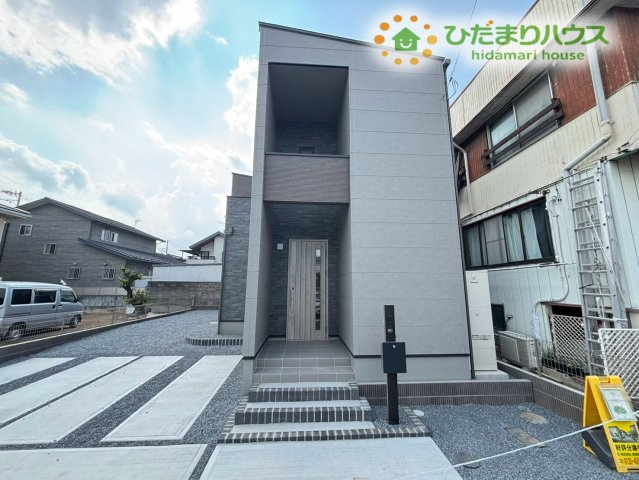 落ち着いたトーンがおしゃれな建物外観です！エントランス周辺もすっきりと整備されており、来客時にも良い印象を与えてくれます。毎日帰ってくるのが楽しみになるようなスタイリッシュな佇まいですね♪