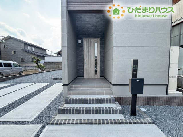 屋根付きのアプローチが嬉しい玄関エリアです！雨の日でも濡れずに落ち着いて鍵の開け閉めができますよ。ポストや表札周りも整っており、毎日のお出かけやご帰宅を心地よく迎えてくれる玄関周りです♪