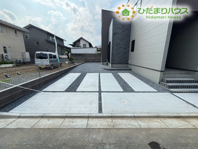 お車をしっかりと停められる広々とした駐車スペースです！平坦で幅にもゆとりがあるため、毎日の駐車もスムーズに行えますよ。ご家族のお車だけでなく、お友達が遊びに来た際にも大活躍してくれそうですね♪