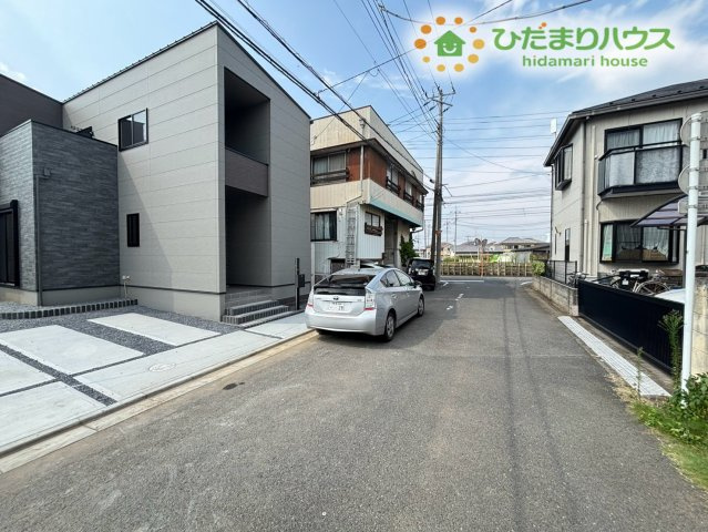 見通しが良く落ち着いた道路に面した現地です！前面道路にゆとりがあるため、お車の出し入れやすれ違いも落ち着いて行えますよ。交通量も控えめなエリアですので、毎日安心して生活していただけます♪