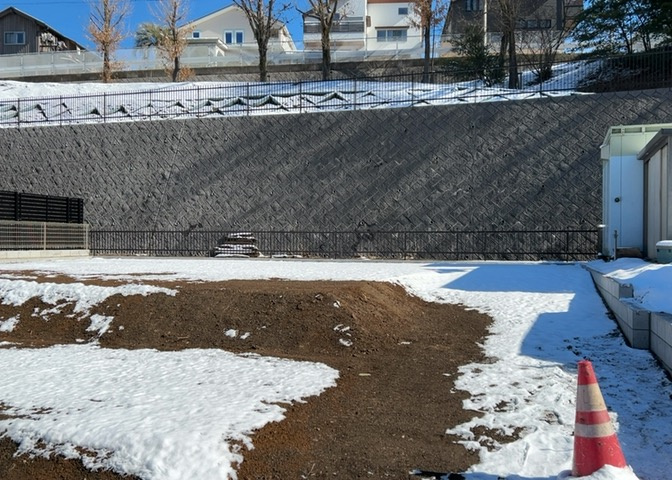 土地の形が極端に長細かったり、狭小地、あるいは道路との高低差がある傾斜地だった場合、後々売ろうとしても買い手がつかない場合もあります。後々、売却することになった時に価値の下がらない土地を選びましょう。