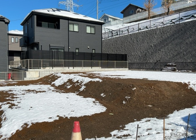 家を建てる場合、方位は要チェックです。現実的に日当たりのよい家ならばリビングは南側、建築基準法でも北側に当たる家への配慮は求められています。土地を見学に行く際は、方位磁針を持って行くようにしましょう。