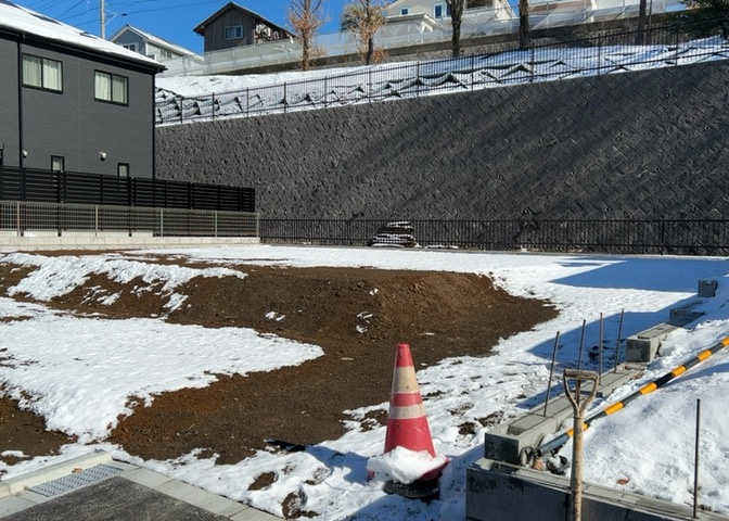土地の前の道路に消火栓が設置されていることがあります。この場合、道路交通法第45条第1項により、駐車禁止の場所が指定されています。そのため、車庫などの駐車スペースをつくることができない場合があります。