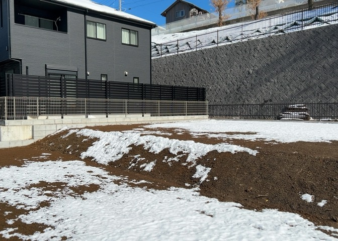 土地購入を検討されている場合、境界杭がない状態で購入してしまうと境界確定測量をする必要があり、費用がかかります。購入の前に、売主、隣土地所有者立ち合いのもと境界を確定し境界杭を設置するのがベストです。