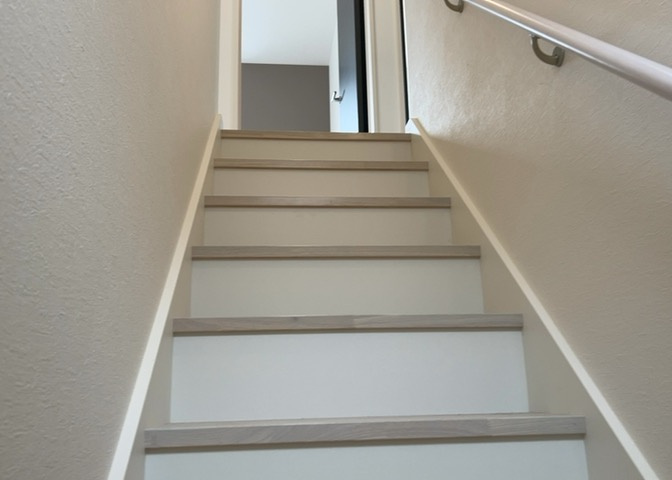 建物の上下階の通路である階段は、その位置によって動線や室内の印象が大きく左右されます。手摺にも重要な役割があり、転倒の防止・歩行や動作を円滑にして日常生活を支えることを主な目的として設置されています。