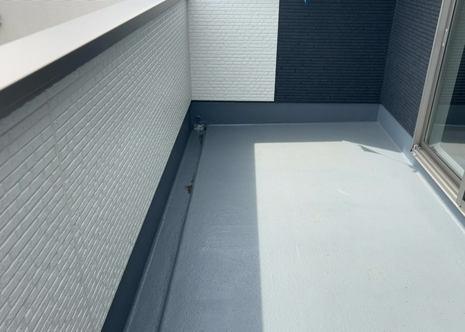バルコニーは、室外の専用スペースのうち、「屋根がなく開放された空間」であるものを指します。ベランダより広いタイプのものが多く、日当たりもよいため家庭菜園などを楽しみたい人にとって適した環境となります。