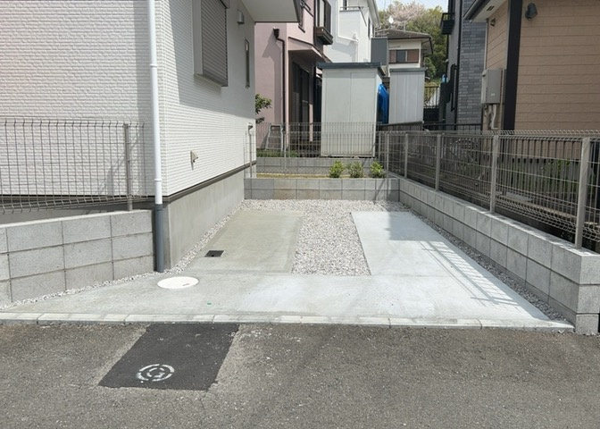 駐車場と明記されていても、最小スペースでつくられた駐車場だと大型車は駐車できなかったり、出入りしにくくなったりする可能性があります。お車のサイズと購入したい物件の駐車場のサイズを現地で確認しましょう。