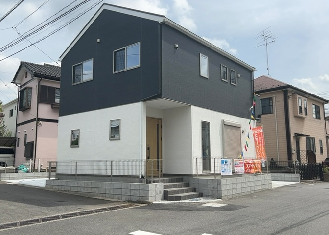 住宅用の土地では前面道路に2m以上接していなければならないと法律で定められています。しかし、お持ちの車のサイズやライフスタイルなどにより、2mでは利便が悪い場合もございますので、事前に確認しましょう。