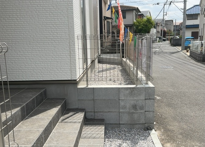 庭があることでガーデニングや家庭菜園はもちろん、こどもの遊び場やペットを放して遊ぶことができます。また、家の周囲に余裕があるということです。隣地との間があれば、十分な日当たりと、風通しが確保できます。