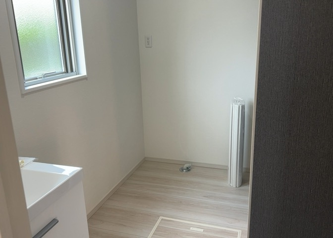 多くの戸建て住宅で見かける洗面脱衣所は、洗面台と洗濯機が2畳ほどのスペースに並べられていて、洗面所が脱衣所を兼ね備えている間取りが一般的です。お客様が利用することもある、パブリックな空間でもあります。