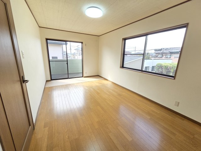 2階9帖の主寝室です。2面採光なので風通しがよく明るいお部屋です。