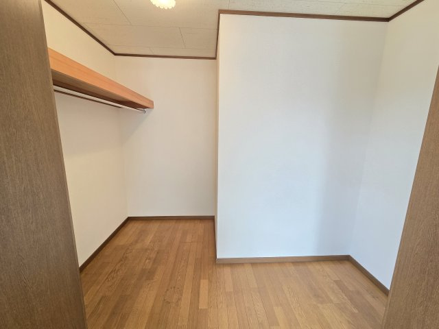 主寝室は広々としたウォークインクローゼット！たくさん収納出来ちゃいます♪
