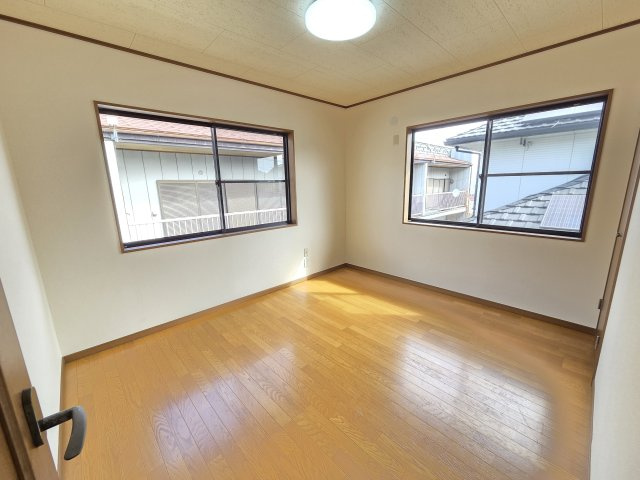 2階北東側の6帖の洋室です