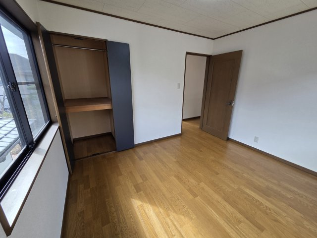 2階北東側の6帖の洋室です