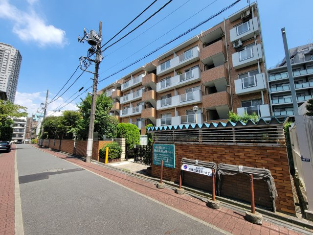 駅に近く便利な立地ながらとても静かな住環境です。