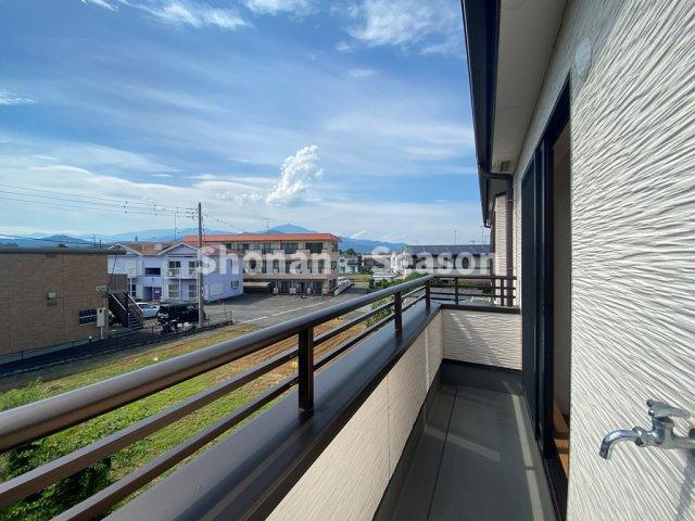 陽当り良好な南向きバルコニーは洗濯物やお布団も気持ちよく乾きます♪　景観にも開放感がありますね。