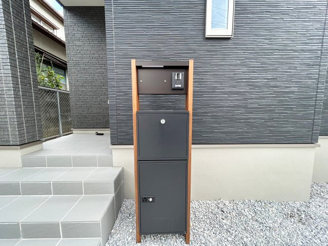大容量74Lクラスの宅配ボックスを完備しています。留守中も荷物を受け取れます。