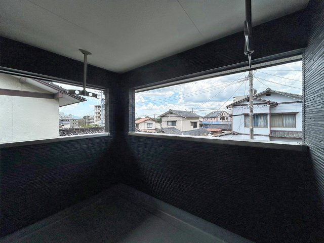 雨風から洗濯物を守ってくれるインナーバルコニー。さらに、プライバシーも守れます。