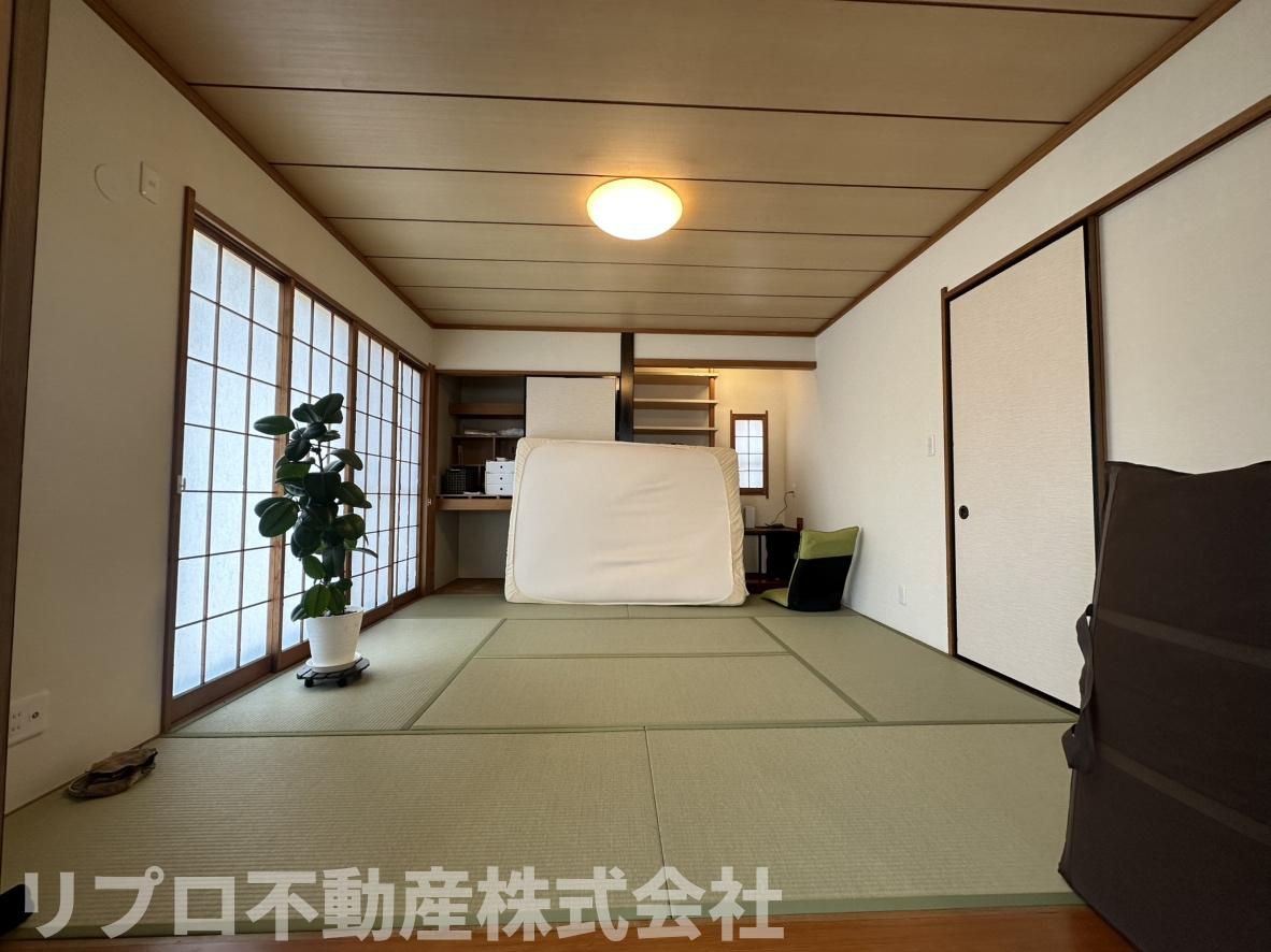 1階リビングに隣接して8．0帖のモダンな和室があります