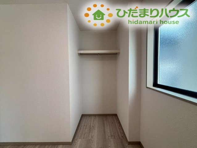 ハンガーパイプが設置された、使い勝手の良いクローゼット収納です！お部屋の中に余計な家具を置かず、空間を広く綺麗に使えます！