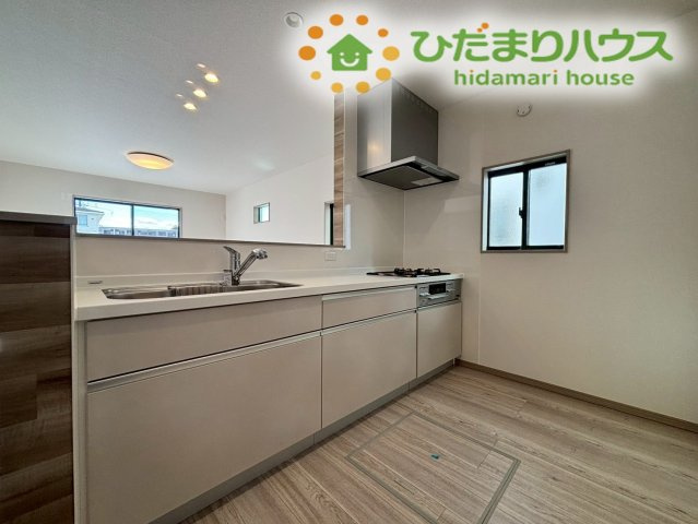 お料理中もリビング全体を見渡せる、人気の対面式システムキッチンです！上部に遮るものがないため開放感があり、家族との会話を楽しみながら、毎日のメニュー作りを手際よく楽しくこなすことができます♪