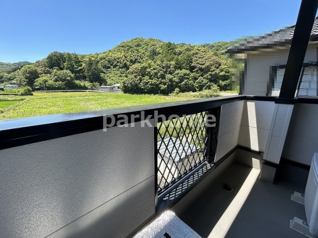 開放的で明るいバルコニーです