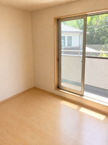 バルコニーに面した洋室です！　（※AI加工により家具・荷物を消去しています）
