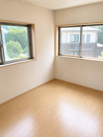 二面採光で日当たり良好！明るい洋室です！　（※AI加工により家具・荷物を消去しています）