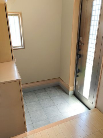 窓や玄関ドアから採光がとれた明るい玄関です！　（※AI加工により荷物を消去しています）