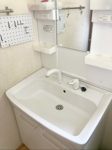 便利なシャワー付き洗面台です！　ホースが伸ばせて洗面ボウル全体を流せるのでお掃除にも活躍します！
