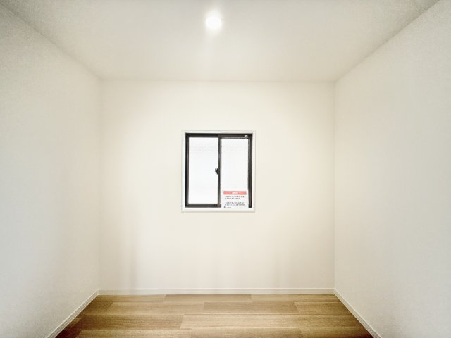 2階　約3帖の納戸は沢山収納もできます。使い方は自由にできちゃいますよ♪