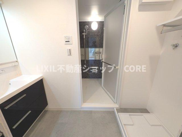 清潔感のある色で統一されたプライベート空間は、身だしなみチェックや肌のお手入れに最適です。