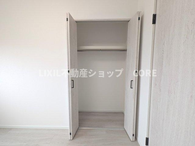奥行きもあるので、収納ボックスをそのままクローゼットの中へ。部屋にものが出ずスッキリ。
