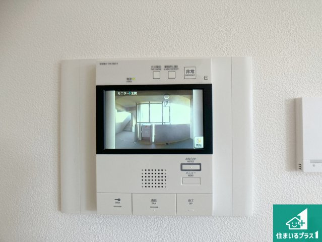 カラーモニターインターホン！声だけでなく来訪者の姿や顔がモニターで確認できるので、小さなお子様がいらっしゃるご家庭でも安心できます！