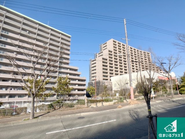 周辺は閑静な住宅街！前面道路広々で車の出し入れも便利です。駐車が苦手な方でも安心して車庫入れできます！