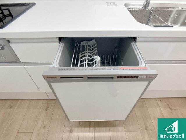 食事後の一仕事、食器洗いをボタン一つでお任せできちゃいます！場所を取らないビルトイン式なので、お料理スペースもしっかり確保！