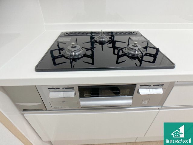 ダブル高火力Ｓｉセンサー付きコンロ！3口あるので、まとめて料理をする時も大活躍！