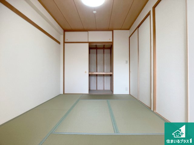 一室あると便利な和室は客間としてだけでなく、小さなお子様のプレイルームや食後のくつろぎスペースとしてもご利用いただけます。収納もついていますので大活躍間違いなし！