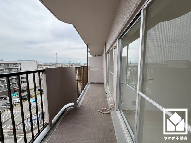 東側バルコニーのため、朝日が気持ちよく入り爽やかな一日を始められます。広々としているため、お洗濯物もたっぷりと干す事ができます。